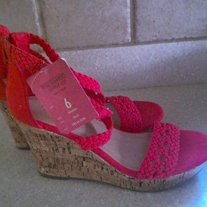MOSSIMO CORAL WEDGE ZIPPERED BACK SANDALS SIZE 6